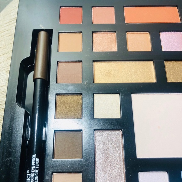 Wet n Wild Beauty Book - Picture 5 of 8